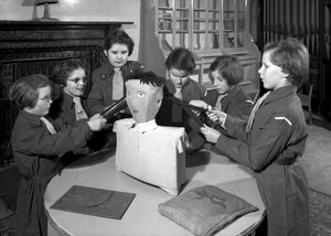 Membros da Royal Victoria School para o pacote Blind Brownie trabalhando juntos, Newcastle upon Tyne, Reino Unido, janeiro de 1962 (foto bw)